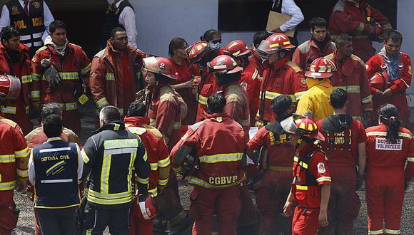 El Agustino: Cuerpos de bomberos fallecidos son retirados tras incendio [VIDEO]