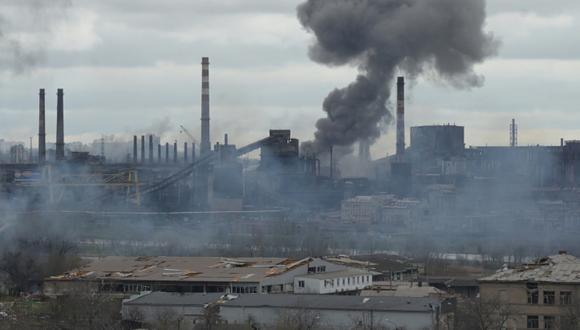 Planta siderúrgica de Mariúpol es demolida a bombazos: es Ucrania, país que Rusia invade y donde no importa a Vladimir Putin que sus tropas asesinen a civiles.