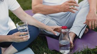 Qué consejos seguir para limpiar una botella por dentro