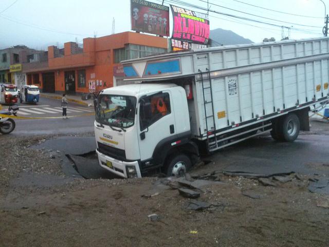 Desde WhatsApp: Aniego se traga camión e inunda calles y viviendas [VIDEO]