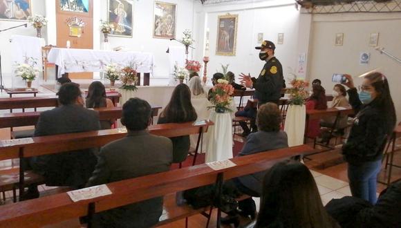 Cusco:  un total de 29 personas, incluidos los novios y el cura que oficiaba la misa, fueron multados por desacato a la normatividad vigente