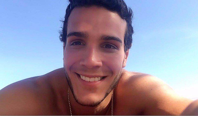 Mario Irivarren posa junto a diabólica muñeca [FOTO]