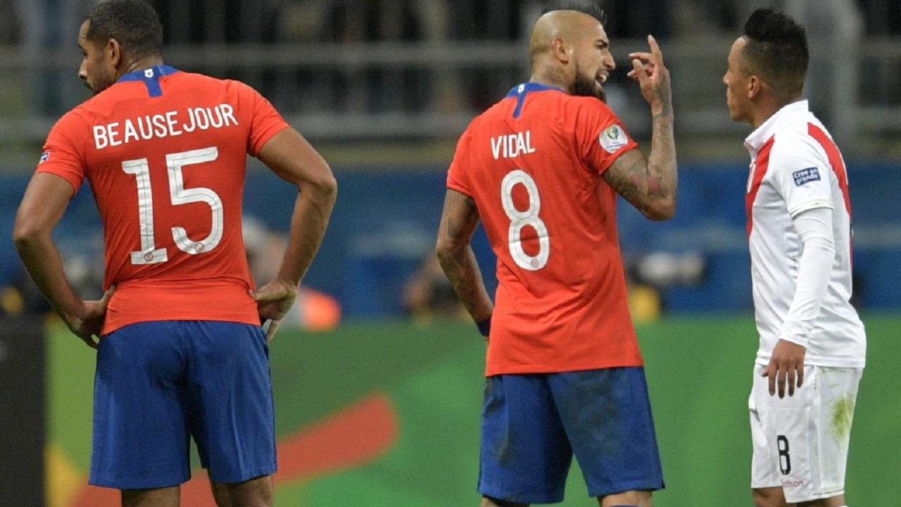 Peru's Paolo Guerrero shoots to score against Chile during their Copa America football tournament semi-final match at the Gremio Arena in Porto Alegre, Brazil, on July 3, 2019. (Photo by RAUL ARBOLEDA / AFP)