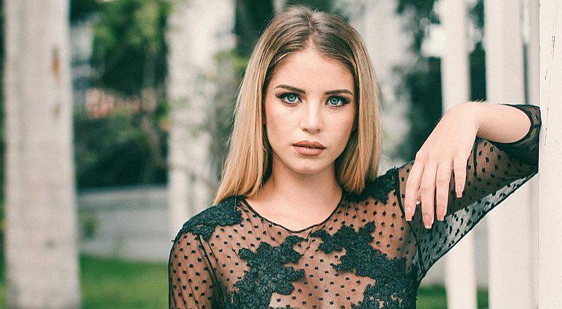 Flavia Laos enseña cómo lucir llamativo abrigo con prendas básicas 