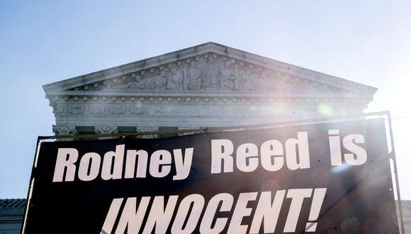 Un cartel se muestra fuera de la Corte Suprema de EE. UU. en Washington, DC, el 11 de octubre de 2022, con la inscripción Rodney Reed es inocente | Foto: Stefani Reynolds / AFP