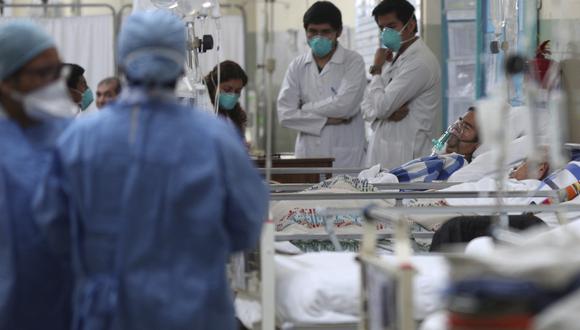 Médicos revisan a pacientes en el hospital 2 de Mayo en Lima, Perú, el martes 11 de junio de 2019. (Foto AP/Martin Mejia)