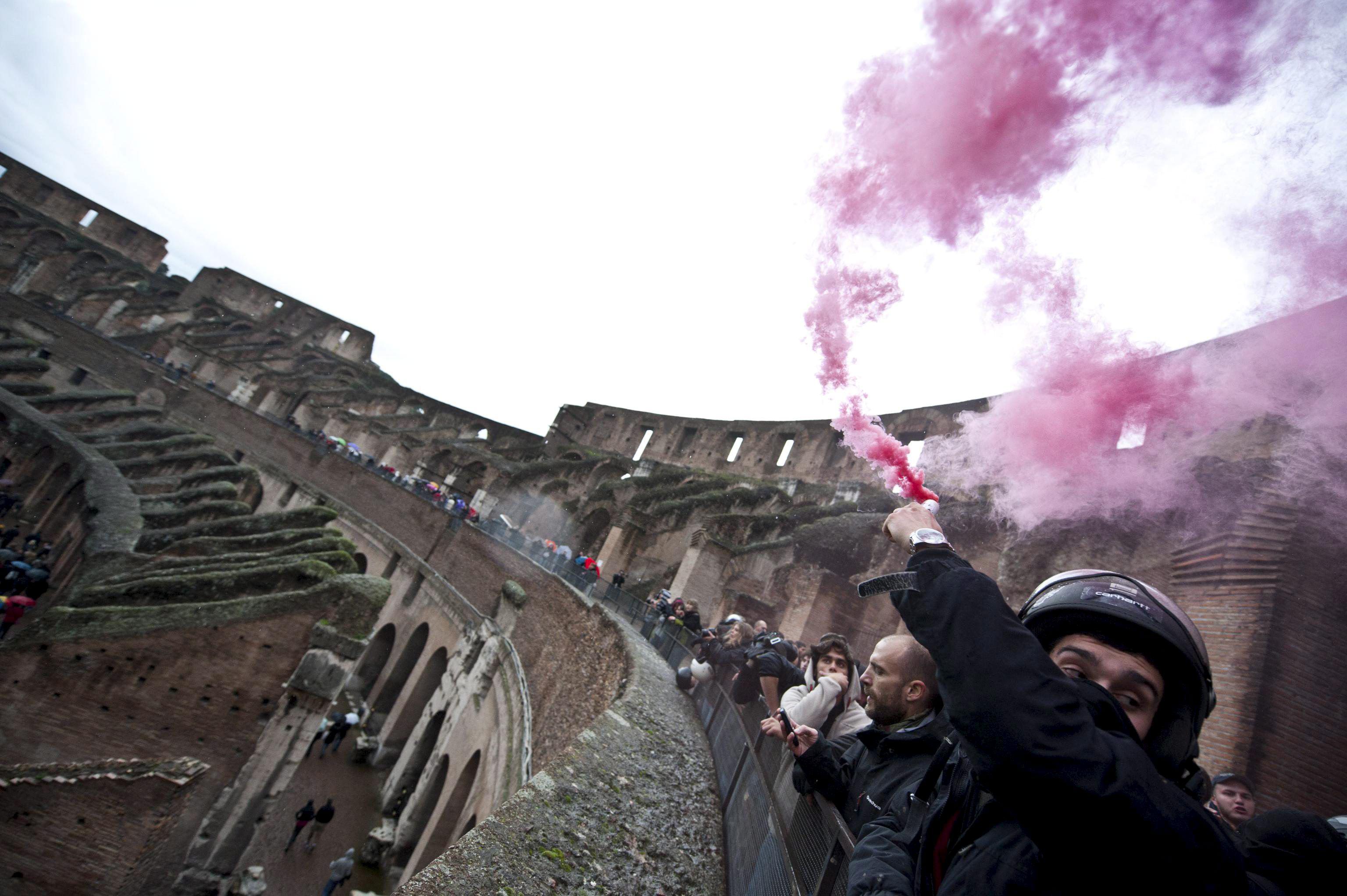 Ocupan Coliseo Romano y Torre de Pisa durante protesta en Italia