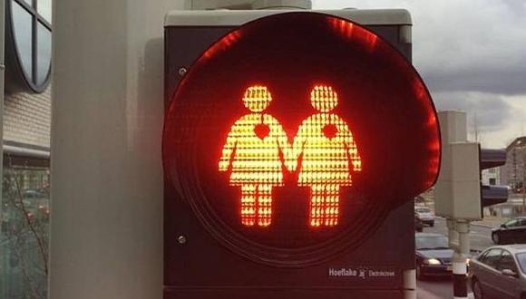 Instalan semáforos con parejas gais para apoyar la “diversidad” 
