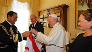 ​Papa Francisco recibe camiseta de la selección peruana y fanáticos esperan milagro para ir al mundial (FOTOS)
