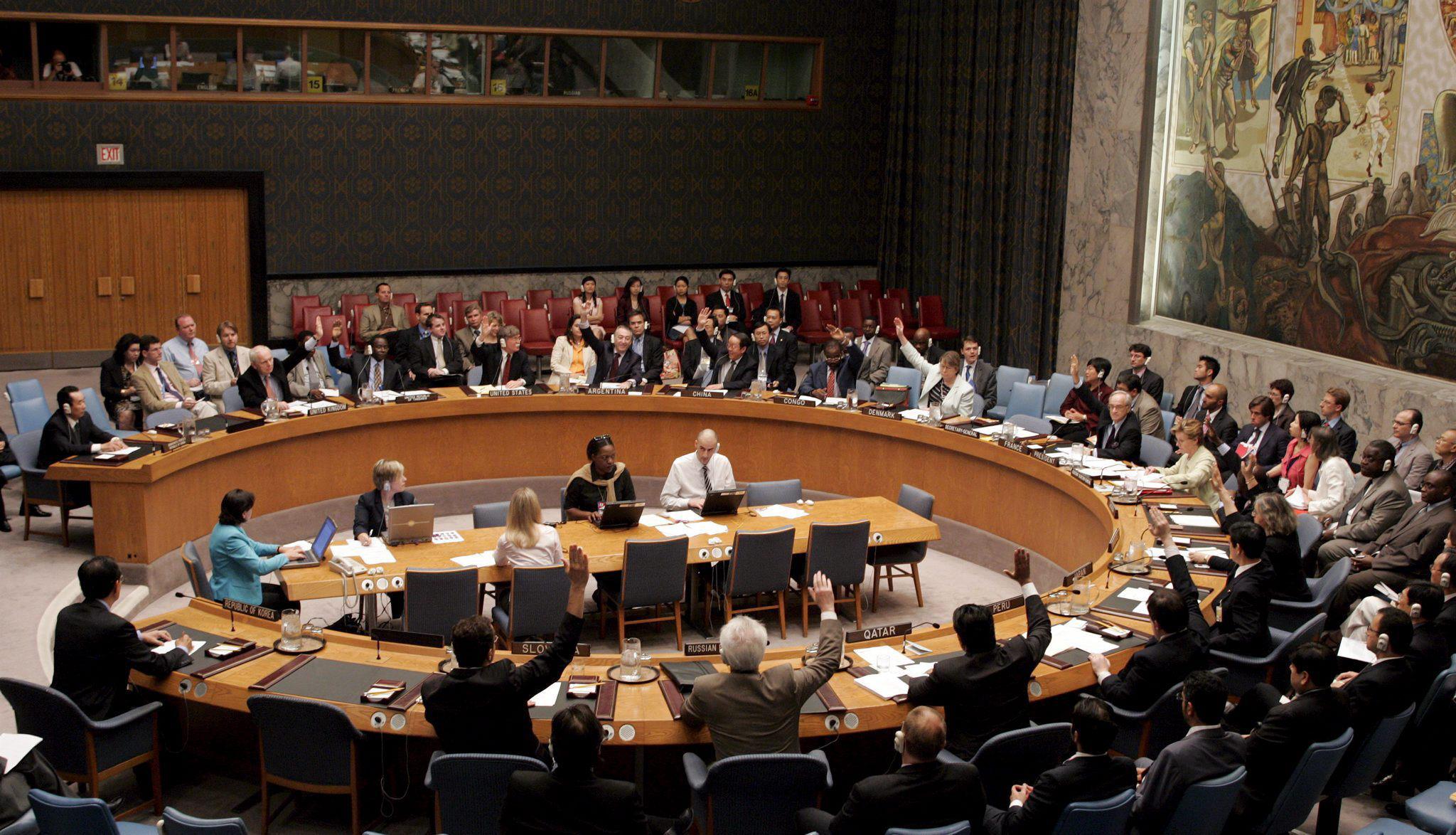 AGX03 - NUEVA YORK (EEUU), 15/07/06.- Miembros del Consejo de Seguridad de la ONU alzan la mano durante la votación sobre la resolución de Corea del Norte, en la sede de la ONU en Nueva York (EEUU) hoy, sábado 15 de julio. EFE/Andrew Gombert