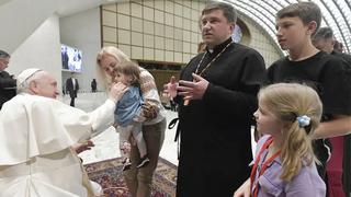 Papa Francisco no puede caminar: Recibe a fieles sentado por dolor en una de sus rodillas