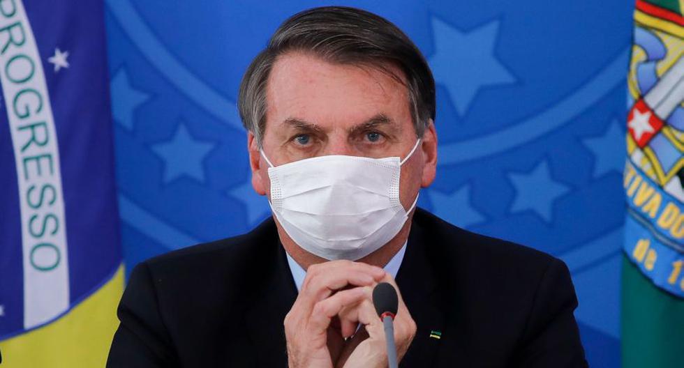 El presidente de Brasil, Jair Bolsonaro, es visto haciendo gestos durante una conferencia de prensa sobre la pandemia de coronavirus en el Palacio de Planalto, Brasilia. Imagen del 18 de marzo de 2020. (AFP / Sergio LIMA).