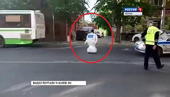 YouTube: Robot se escapa y hace de las suyas en plena avenida [VIDEO]
