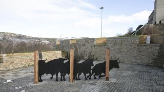 Cinco toros de metal, a escala real, asombran en corral de la Feria de San Fermín 