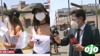 Reportero ‘chotea’ en vivo a jovencitas que se encontraban regalando faciales a las afueras de un local de votación | VIDEO
