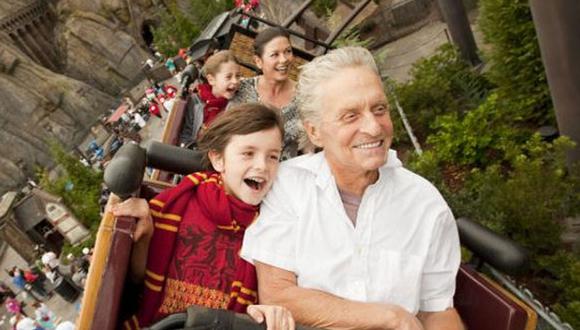 Pese a su enfermedad, Michael Douglas disfruta de sus vacaciones en Disney