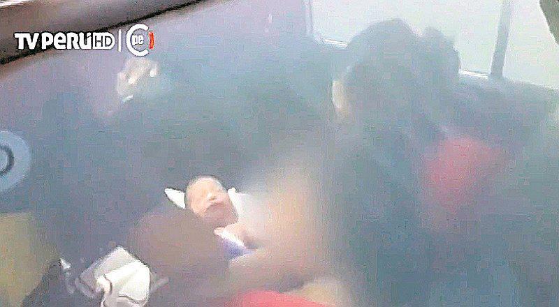 Vía de Evitamiento: mujer da a luz ante la mirada de choferes y pasajeros (VIDEO)