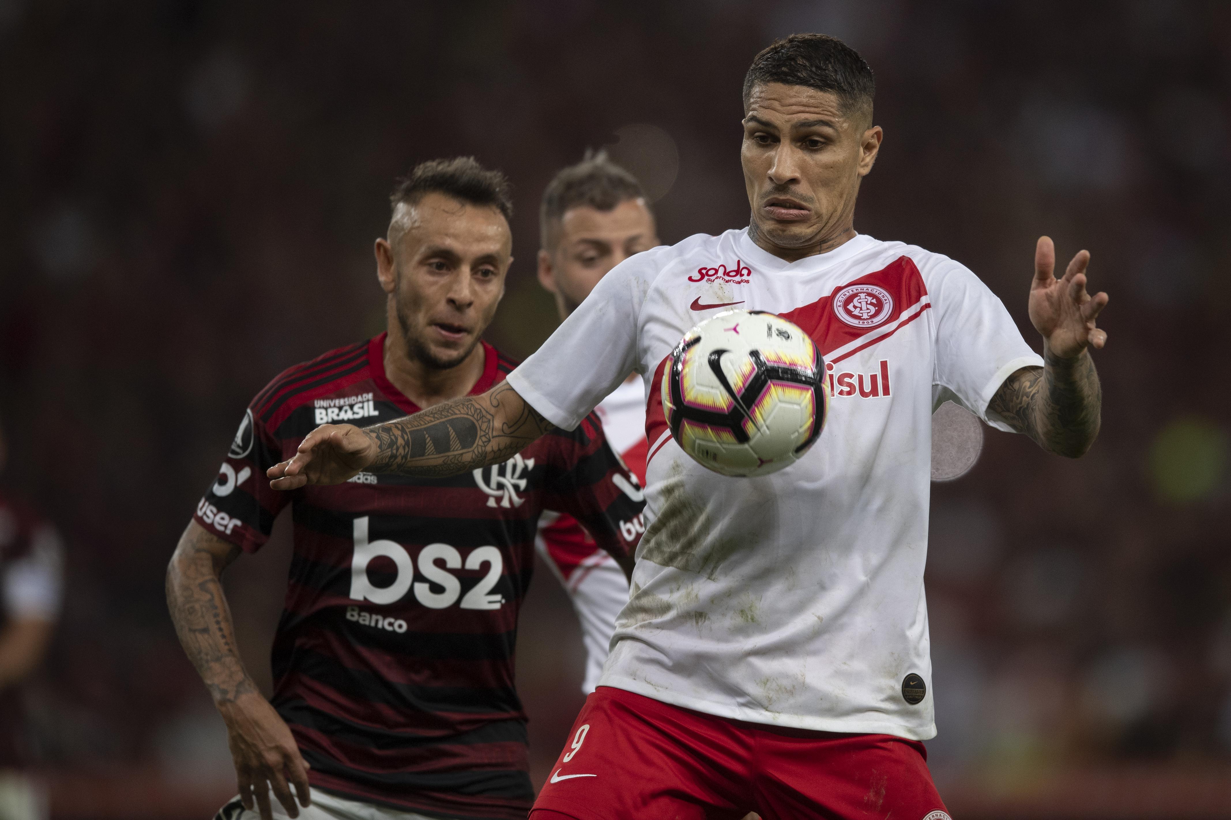 Brazil's Internacional player Paolo Guerrero (R) vies for the ball with Brazil's Flamengo team player Rafinha during a 2019 Copa Libertadores football match at the Maracana stadium in Rio de Janeiro, Brazil, on August 21, 2019. (Photo by MAURO PIMENTEL / AFP)