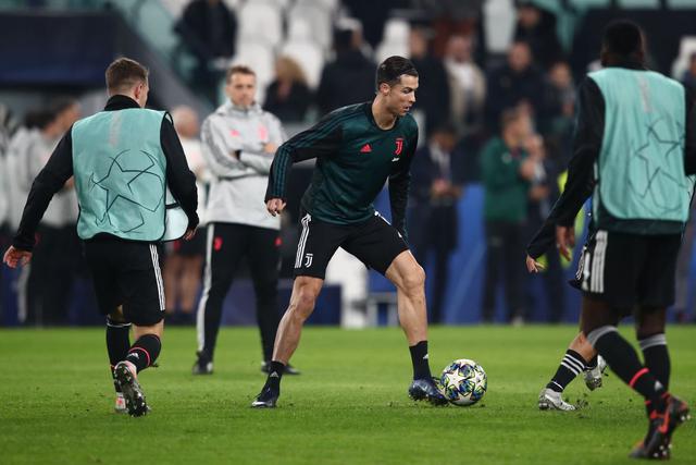 Ahora usa vincha: Cristiano Ronaldo estrenó nuevo look en el Juventus-Atlético de Madrid por Champions [FOTOS]