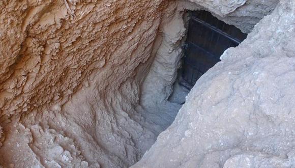 Una imagen publicada por el Ministerio de Antigüedades de Egipto el 14 de enero de 2023 muestra una vista de la entrada de una tumba recién descubierta en la provincia sureña de Luxor en Egipto. (Foto del Ministerio de Antigüedades de Egipto / AFP)