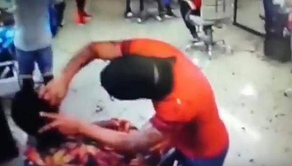 Colombia: Sicario asesina a joven mientras se cortaba el cabello [VIDEO]