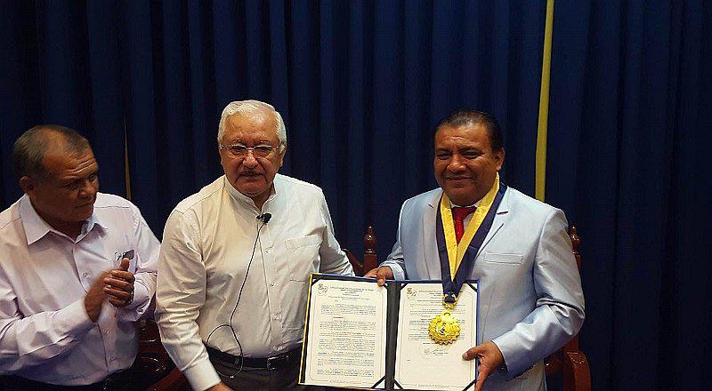 Manolo Rojas recibe máxima distinción por su trayectoria artística 