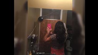 Inocente selfie de espaldas en el baño manda a prisión a mujer 