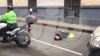 Hombre se queda dormido en mitad de pista y moviliza a la policía (VIDEO)