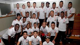 Selección Peruana de Fútbol entona canciones previo al partido de Dinamarca 