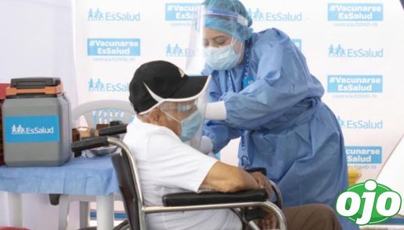 La aplicación de dosis a los adultos mayores asegurados se realiza en Lima. (Foto: Andina)