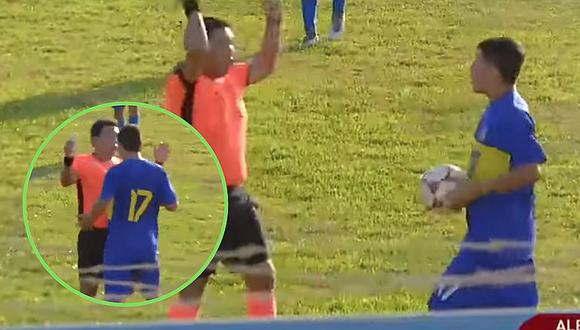 Airado futbolista le da un pelotazo en la cara a árbitro en la Copa Perú | VIDEO 