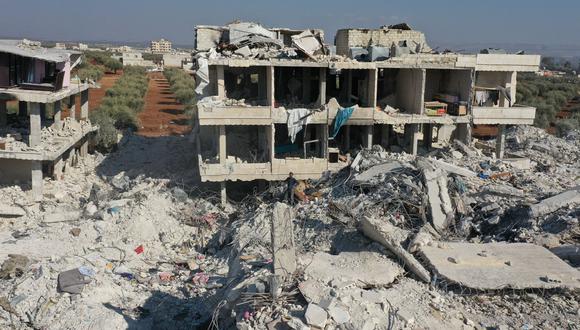 Una vista aérea muestra los escombros de edificios derrumbados y semiderrumbados en la ciudad de Jindayris, controlada por los rebeldes sirios, el 15 de febrero de 2023, luego del terremoto del 6 de febrero que azotó a Turquía y Siria. (Foto de Omar HAJ KADOUR / AFP)