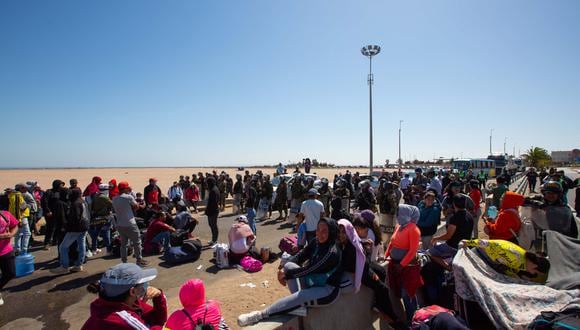 Migrantes llevan varados 14 días en la frontera entre Chile y Perú, el 27 de abril de 2023, en la ciudad de Arica, Chile. (Foto de Patricio Banda / EFE)