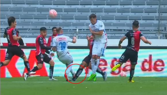 El futbolista de Cruz Azul fue expulsado tras falta contra Anderson Santamaría. Foto: Captura de pantalla de TUDN.