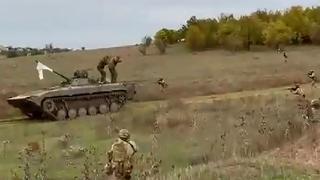 Tanque ruso con bandera blanca se rinde ante soldados ucranianos que avanzan en Jersón | VIDEO