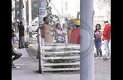 Vecinos atrapan, desnudan, amarran en poste y golpean a ladrón para castigarlo (FOTO)