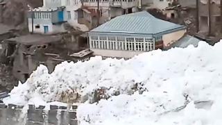 El impactante momento en que una avalancha cubre por completo las casas de una villa en Rusia