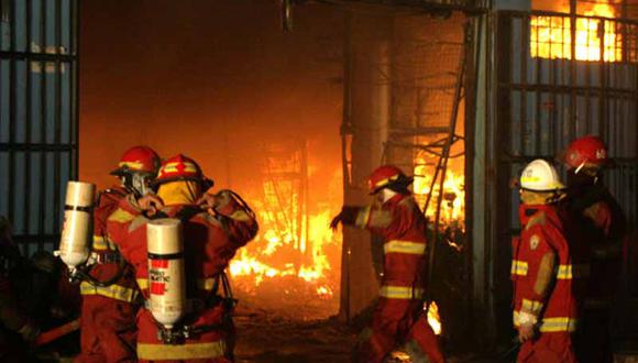 Incendio arrasa con varias casas de un solar en el Callao 