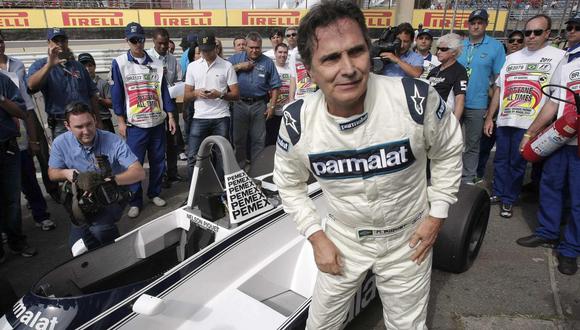 El tricampeón de la Fórmula 1 Nelson Piquet junto a su Brabham de los años 80.