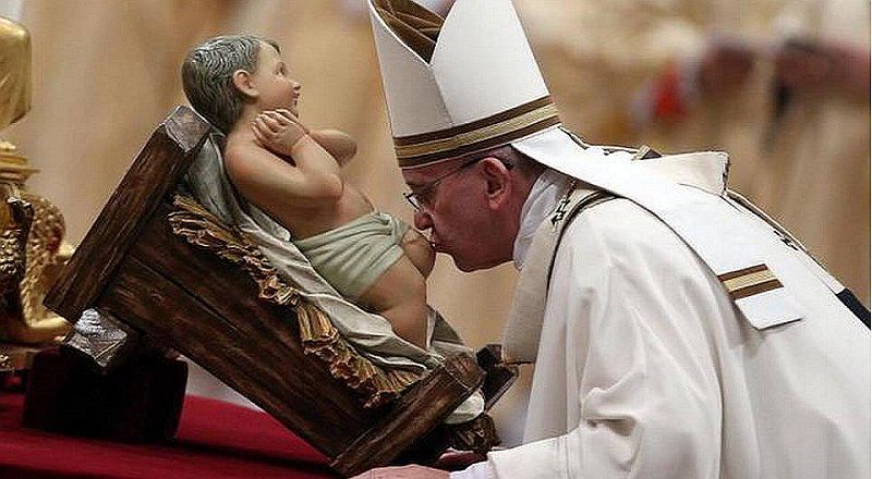 Papa Francisco clamó por una humanidad "voraz" en misa del Gallo 