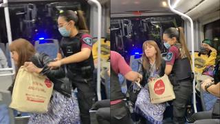 “Nunca me vacuné”: mujer causa indignación al subir a autobús sin mascarilla y policía la interviene [VIDEO]