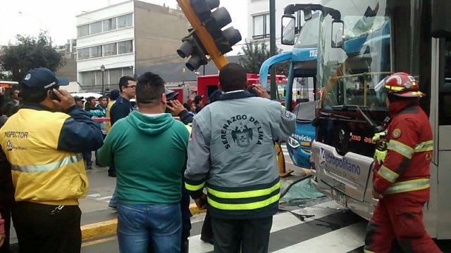 Cercado de Lima: Choque de bus turístico y del Metropolitano deja seis heridos