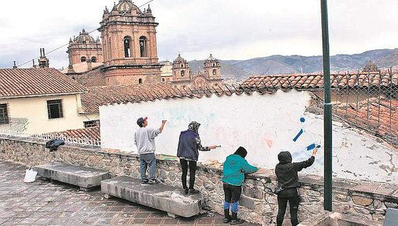 Turistas que hicieron graffitis en el cercado de Cusco serán expulsados del país
