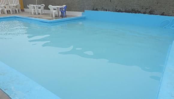 La piscina no contaba con cloro, siendo un riesgo para la salud de los veraneantes.(Foto: Municipalidad de Villa El Salvador)