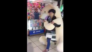 Facebook: Joven enamorado carga enorme oso en Las Malvinas y genera esto [VIDEO]
