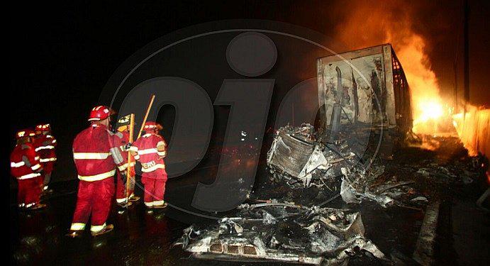 Dos tráilers chocan en la Panamericana Norte, uno se incendia y chofer muere calcinado (FOTOS)