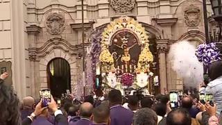 Señor de los Milagros sale de Las Nazarenas para iniciar su cuarto recorrido por calles de Lima acompañado de miles de fieles