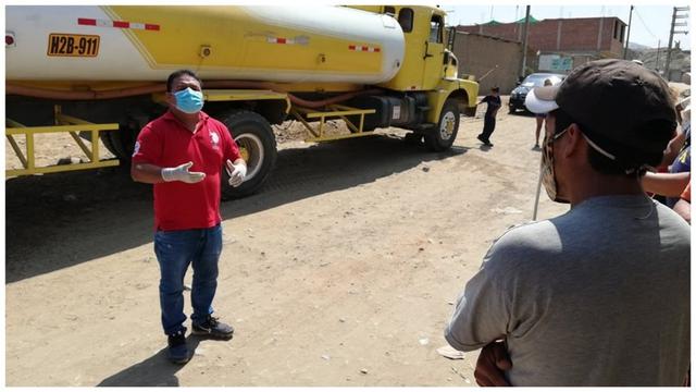 Empresario llevó cisterna con agua para pobladores de Alto Trujillo. (Foto: Correo)