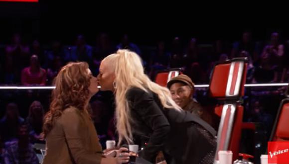 Christina Aguilera besó a una concursante en reality de canto [VIDEO]
