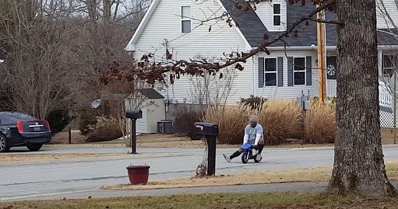 Hombre recuerda su infancia y da paseo en moto de juguete desatando risas en Internet
